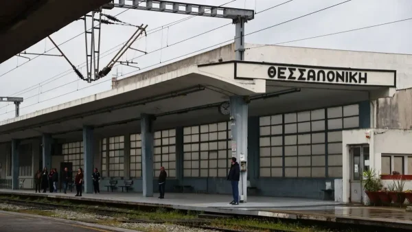 Θεσσαλονίκη: Φωτιά σε εν κινήσει τρένο στη Σίνδο