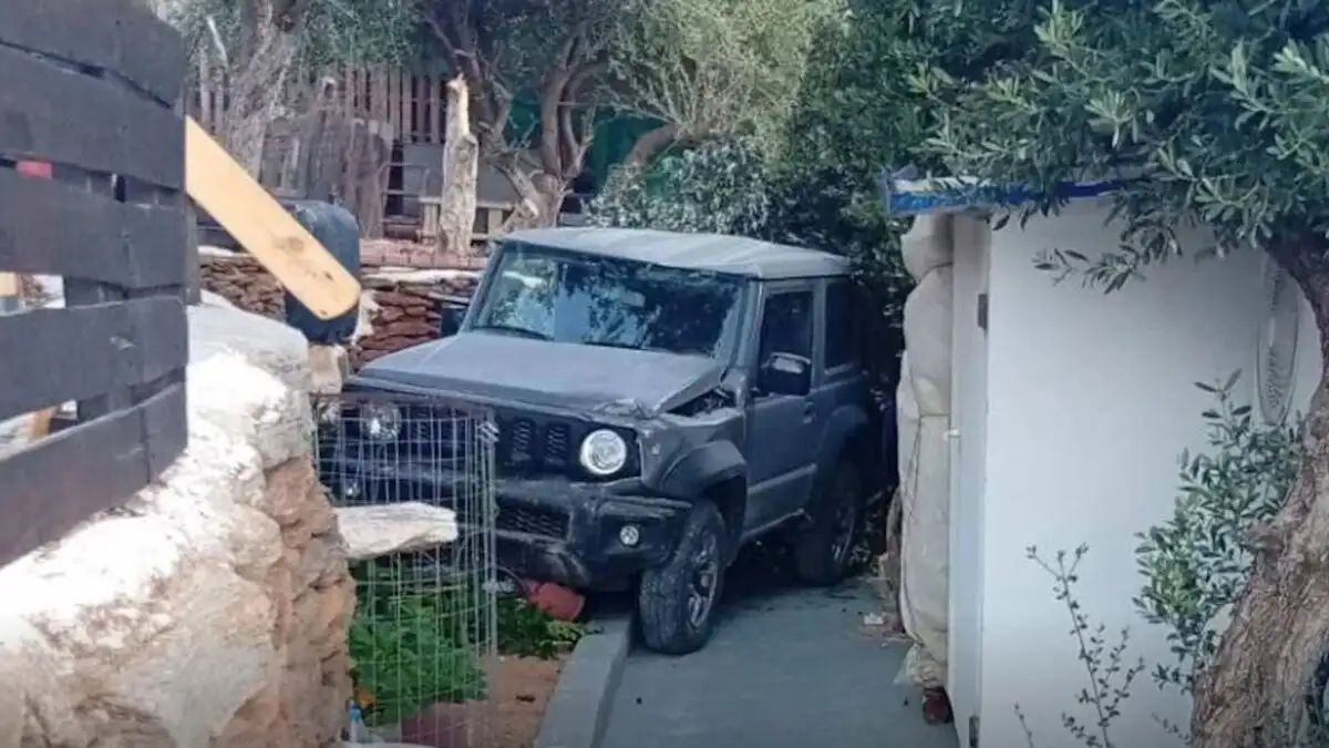 Τήνος: Τζιπ «προσγειώθηκε» από ύψωμα σε σπίτι – Οι εικόνες και το οργισμένο ξέσπασμα κατοίκου