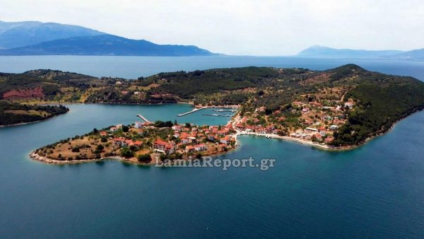 Οι δυνατοί άνεμοι αναποδογύρισαν σκάφος με τέσσερις τουρίστες στη νήσο Τριζόνια