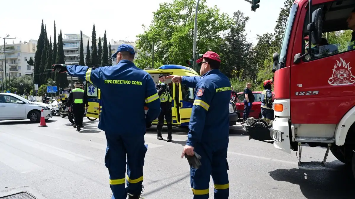 Τροχαίο με έναν τραυματία στην Ποσειδώνος – Συγκρούστηκαν 3 οχήματα