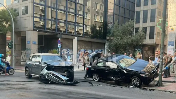 Τροχαίο στο κέντρο της Αθήνας: Αυτοκίνητο έπεσε σε κολώνα – Δυο τραυματίες στο νοσοκομείο