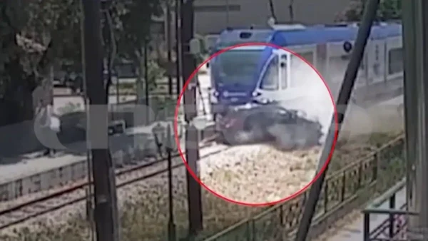 Πάτρα: Νέο βίντεο ντοκουμέντο από τη σφοδρή σύγκρουση αυτοκινήτου με συρμό του Προαστιακού