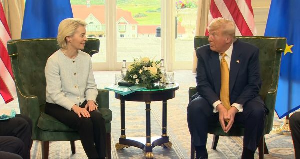 Politico: Η Ευρώπη μπορεί να διανύει τον «αιώνα της ταπείνωσης» -Η συμφωνία με τον Τραμπ και η απουσία πραγματικής ισχύος