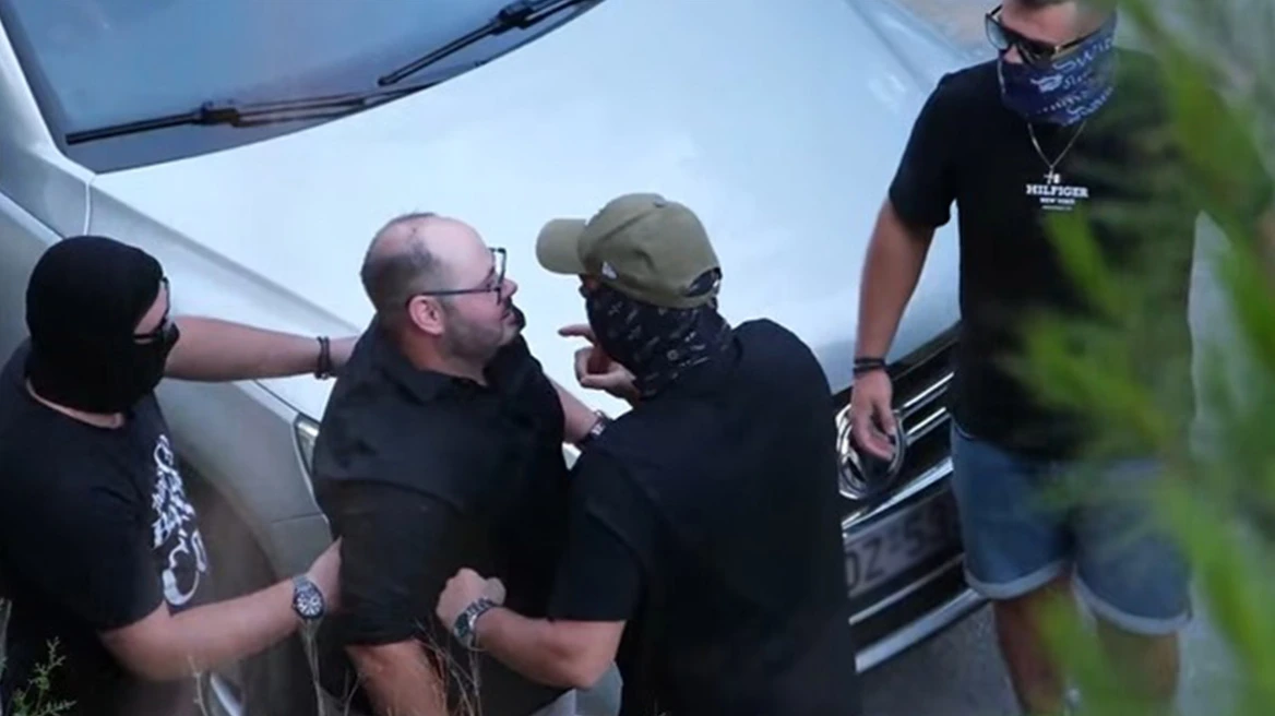 Πρόταση γάμου του... τρόμου στον Βόλο: Τους έβγαλαν από το αμάξι και τους ακινητοποίησαν για να της ζητήσει να τον παντρευτεί - Δείτε βίντεο