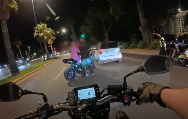 Παραλίγο τραγωδία σε μπλόκο της Τροχαίας στη Βουλιαγμένη – Μηχανόβιος πήγε να παρασύρει αστυνομικό