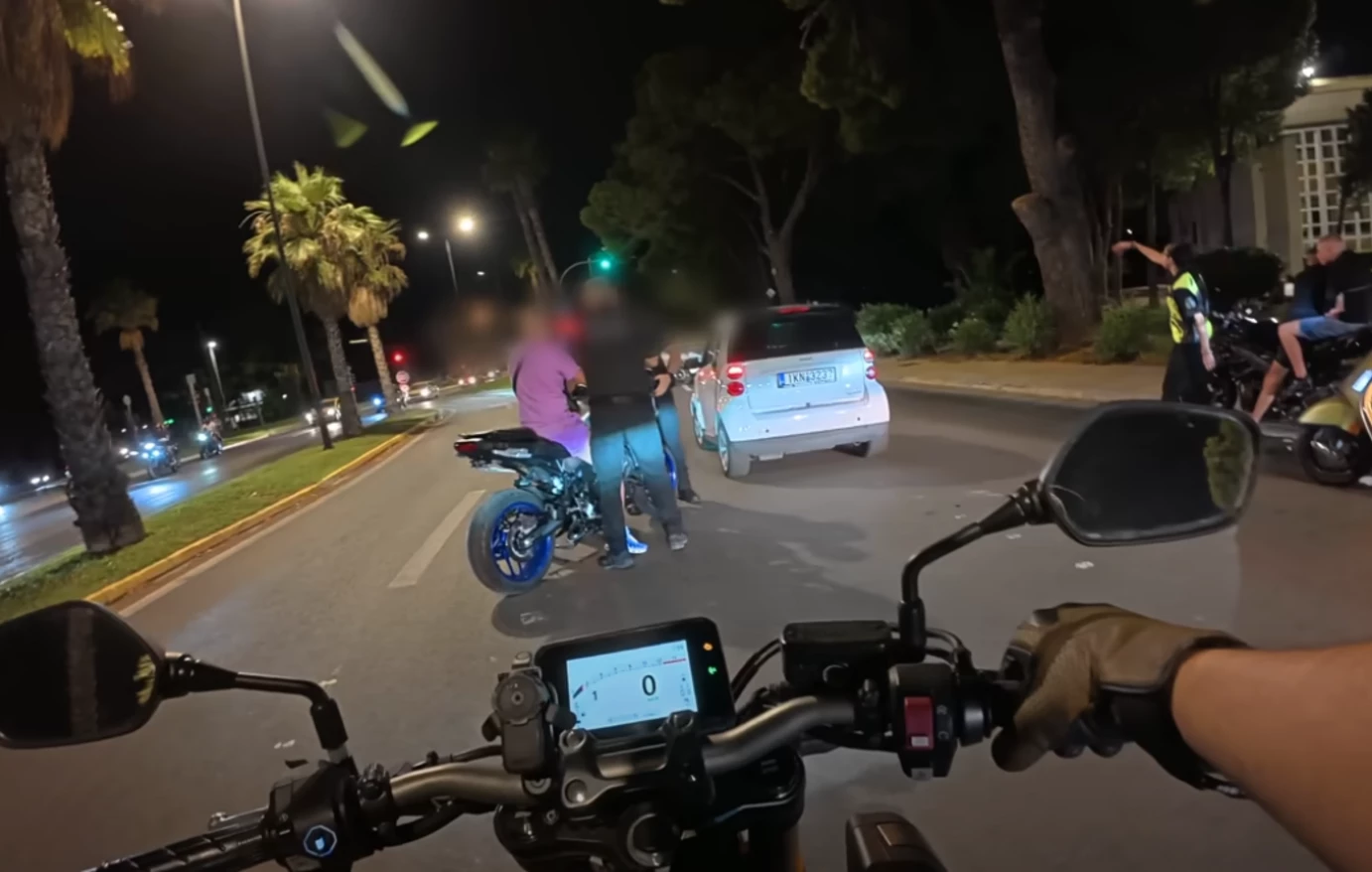 Παραλίγο τραγωδία σε μπλόκο της Τροχαίας στη Βουλιαγμένη – Μηχανόβιος πήγε να παρασύρει αστυνομικό