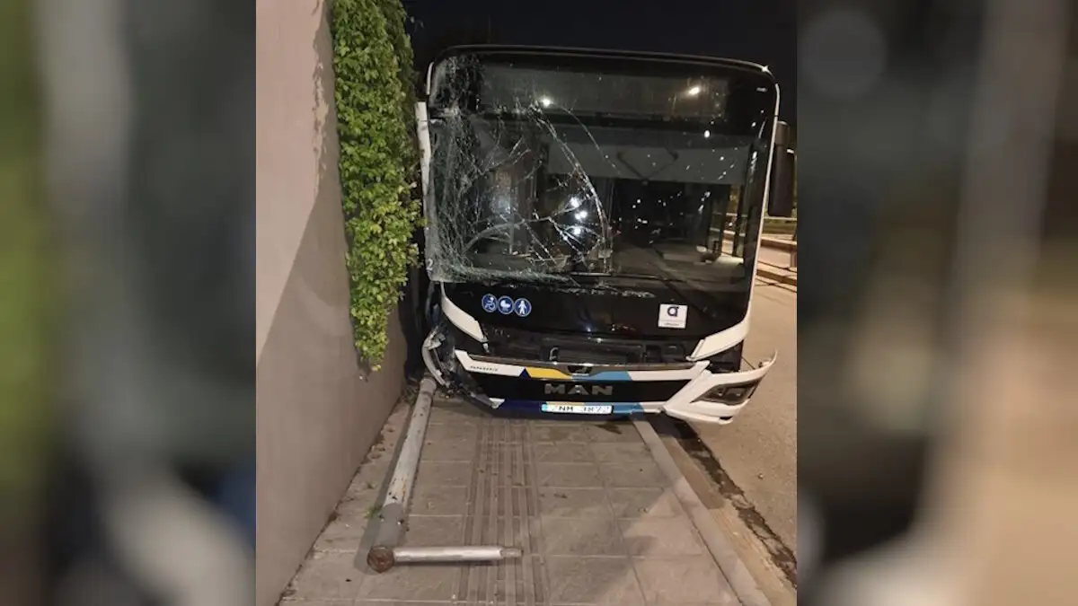 Ακυβέρνητο λεωφορείο για 150 μέτρα στη Βουλιαγμένης - Ξήλωσε κολώνες, πινακίδες, έπεσε σε περίφραξη κτηρίου