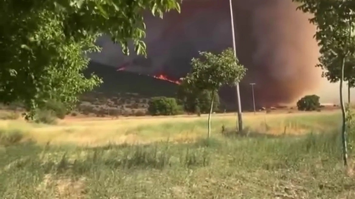 Ανεξέλεγκτη η φωτιά στον Φενεό, μετά την αναζωπύρωση στο Μαυροβούνι - Εκκενώθηκαν τρεις οικισμοί, ενισχύθηκαν οι δυνάμεις