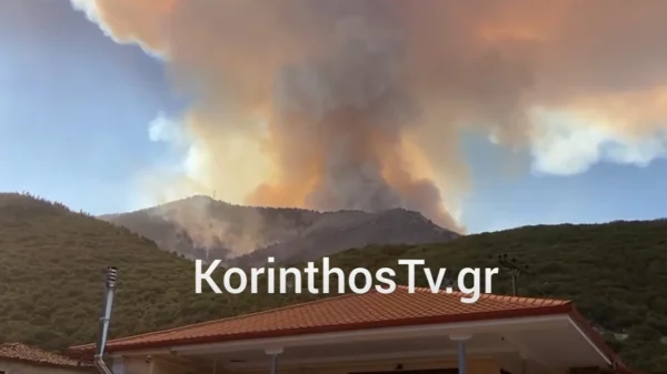 Αναζωπύρωση της φωτιάς στο Μαυροβούνι Φενεού, μήνυμα 112 για εκκένωση σε τρεις οικισμούς - 340 πυροσβέστες και 21 εναέρια στο σημείο