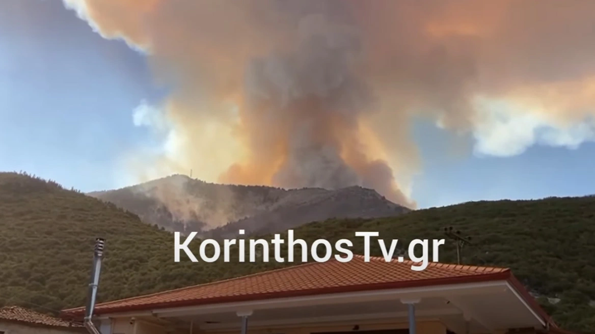 Αναζωπύρωση της φωτιάς στο Μαυροβούνι Φενεού, μήνυμα 112 για εκκένωση σε τρεις οικισμούς - 340 πυροσβέστες και 21 εναέρια στο σημείο