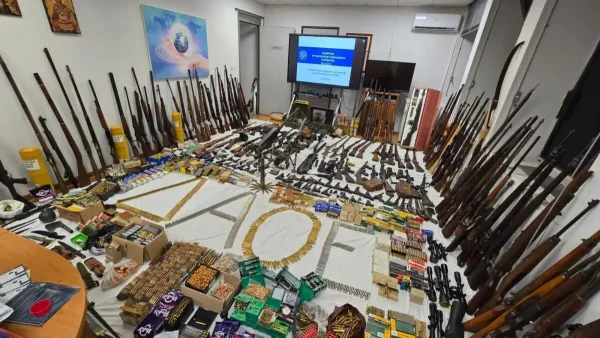 Εικόνες και βίντεο από το οπλοστάσιο απόστρατου της Πολεμικής Αεροπορίας στο Κιάτο – Είχε 174 όπλα και 15.500 φυσίγγια