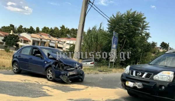 Θήβα: Σφοδρή σύγκρουση οχημάτων με τρεις τραυματίες (ΦΩΤΟ)