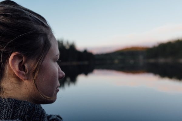 Η άνοδος του ψηφιακού detox: Πώς η αποσύνδεση από τις οθόνες ανακουφίζει το άγχος και επαναφέρει τη χαμένη ηρεμία