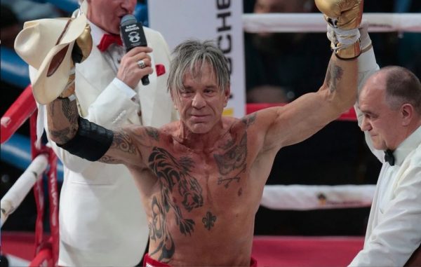 Αγνώριστος ο Μίκι Ρουρκ σε σπάνια εμφάνισή του: Σκιά του εαυτού του, με γκρίζα μαλλιά και ατημέλητη εμφάνιση