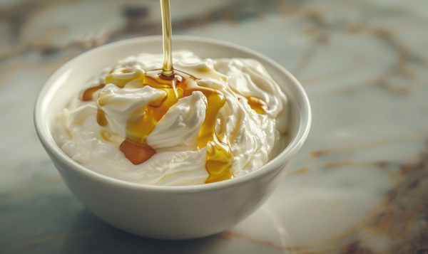 Η γλυκιά προσθήκη στο γιαούρτι που αγαπά το έντερο και τη λειτουργία του πεπτικού