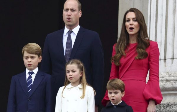 To μακάβριο στιλιστικό μυστικό της βασιλικής οικογένειας: Τι υπάρχει πάντα στη βαλίτσα τους;