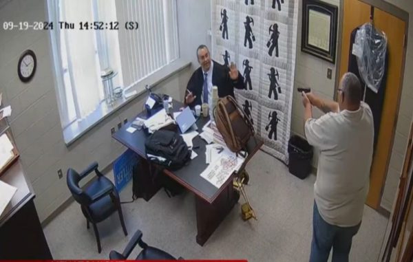 Η εν ψυχρώ δολοφονία δικαστή στο γραφείο του από σερίφη και οι ανατριχιαστικές αποκαλύψεις σχεδόν έναν χρόνο μετά