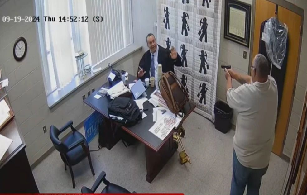 Η εν ψυχρώ δολοφονία δικαστή στο γραφείο του από σερίφη και οι ανατριχιαστικές αποκαλύψεις σχεδόν έναν χρόνο μετά