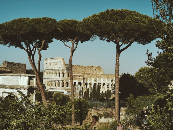 Οι Έλληνες προτιμούν το εξωτερικό για διακοπές - Πού ταξιδεύουν και πόσα ξοδεύουν