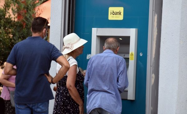 Όλες οι μειώσεις στις τραπεζικές προμήθειες - Τι αλλάζει στις συναλλαγές στα ATM από αύριο Δευτέρα