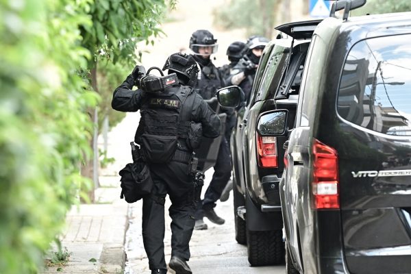 Χολαργός: Συνελήφθη ο 57χρονος που είχε ταμπουρωθεί σπίτι του – Πέταξε μολότοφ και τραυματίστηκε αστυνομικός