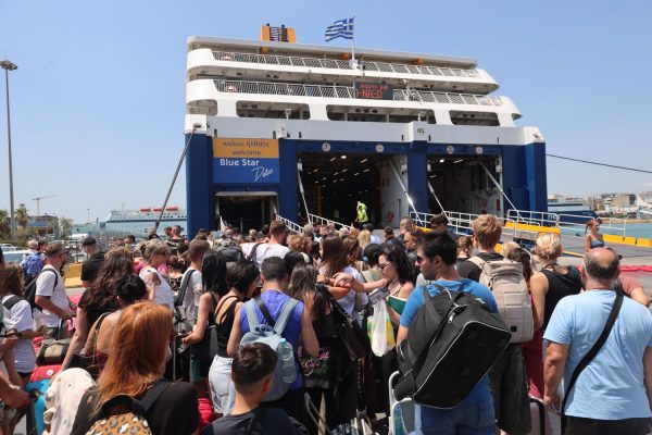 Άναψαν τα αίματα στον Πειραιά - Επιβάτες εμπόδισαν τον απόπλου πλοίου για Κυκλάδες όταν τους απαγορεύτηκε η επιβίβαση