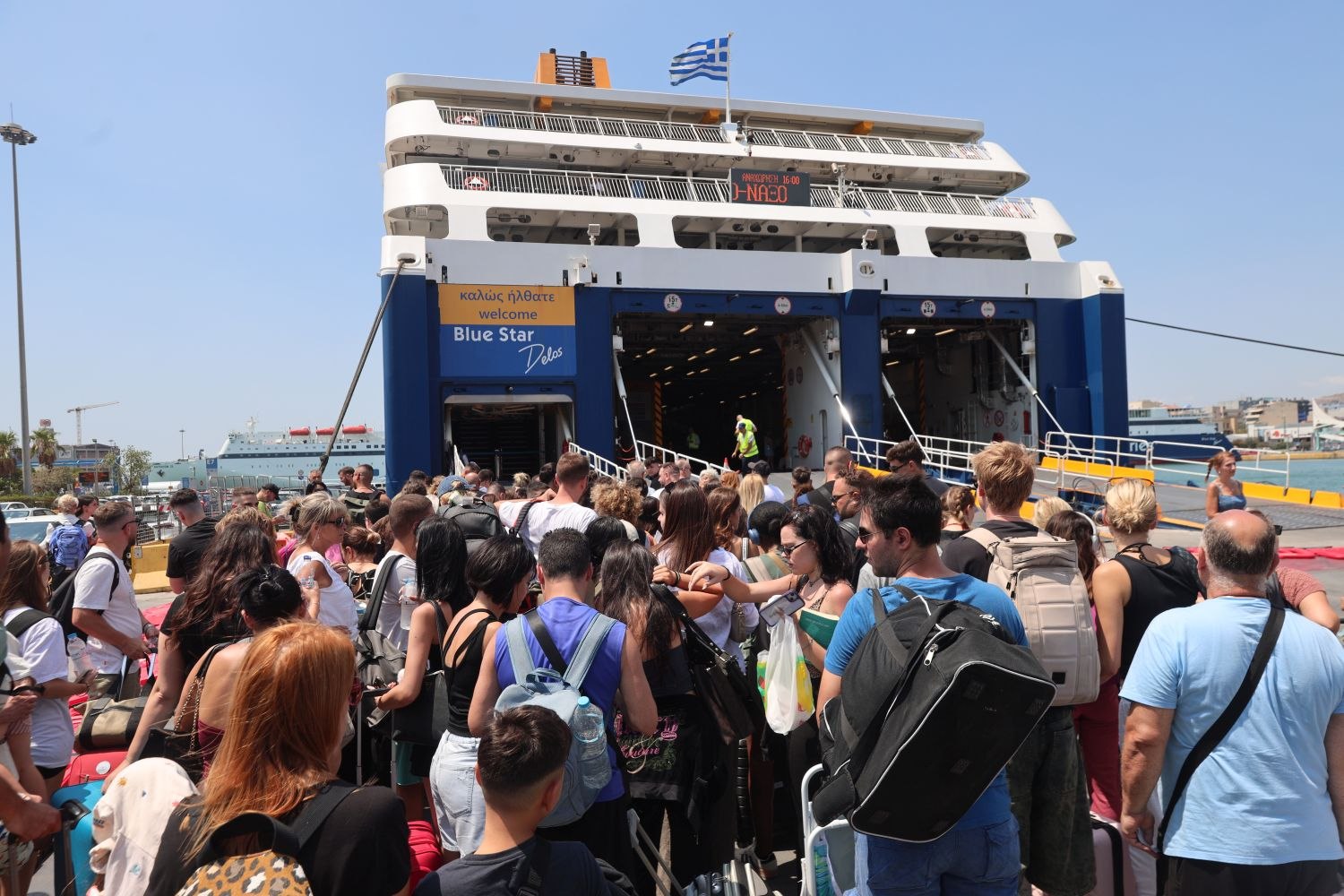 Blue Star Μύκονος: Απέπλευσε μετά από διευθέτηση του ζητήματος για δυσλειτουργία του ελέγχου καυσαερίων