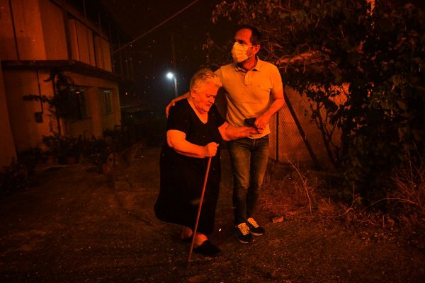 Φωτιά στην Ηλεία: Δραματικές σκηνές στην Ηράκλεια, εκκενώνεται το χωριό