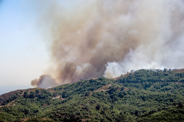 Φωτιές σε Χίο και Αχαΐα: Πολίτες με αναπνευστικά προβλήματα στο Νοσοκομείο Χίου – Σε επιφυλακή το Πανεπιστημιακό του Ρίου
