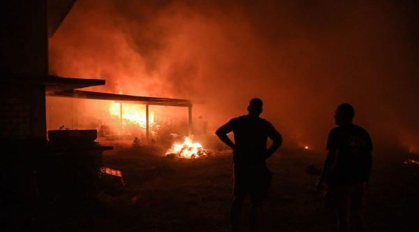 Πύρινος εφιάλτης καταπίνει τη χώρα: Απόκοσμες εικόνες από τα ανεξέλεγκτα μέτωπα – Δείτε βίντεο