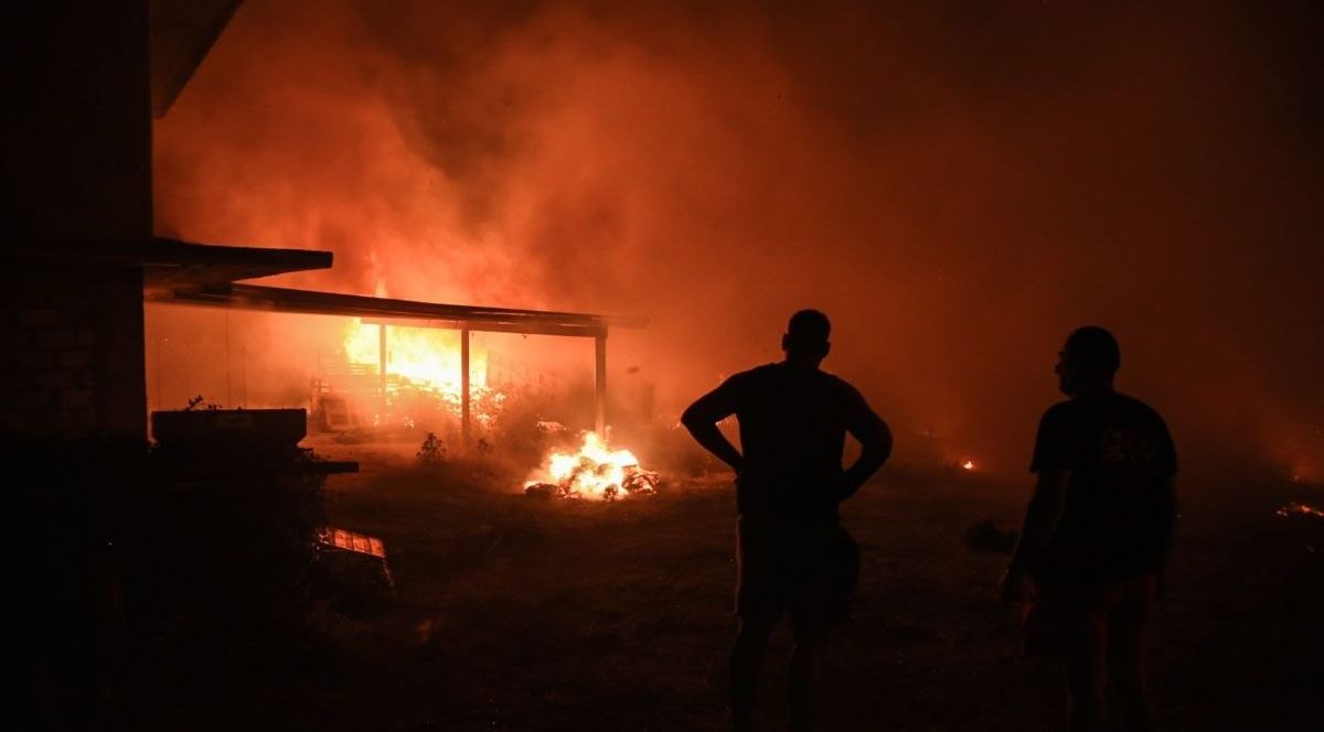 Πύρινος εφιάλτης καταπίνει τη χώρα: Απόκοσμες εικόνες από τα ανεξέλεγκτα μέτωπα – Δείτε βίντεο