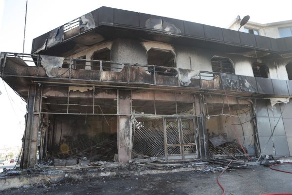 Κορωπί: 34 ετών ο οδηγός που «καρφώθηκε» με ΙΧ σε επιχείρηση και προκάλεσε φωτιά -Εικόνες σοκ