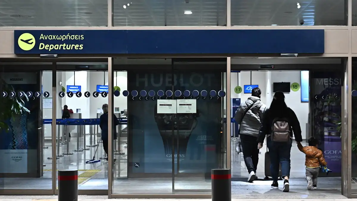 Χανιά: Μεθυσμένη τουρίστρια μπούκαρε σε γραφεία εταιρείας στο αεροδρόμιο και έκανε χαμό