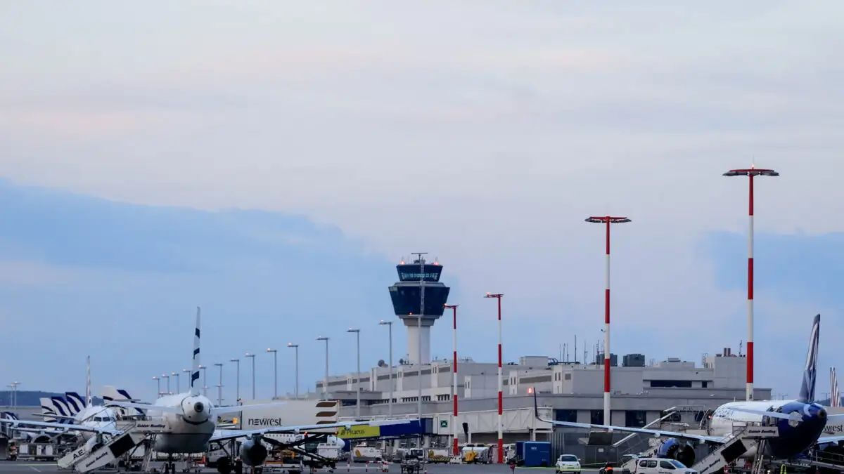 Απεργία ΑΔΕΔΥ: Παράνομη η στάση εργασίας των ελεγκτών εναέριας κυκλοφορίας – Κανονικά οι πτήσεις την Πέμπτη