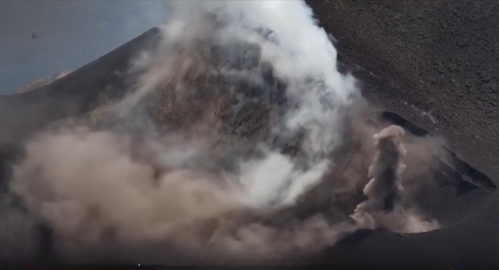 Αίτνα: Εντυπωσιακές εικόνες από τη νέα έκρηξη του ηφαιστείου – Ροή λάβας σε υψόμετρο 3.000 μέτρων