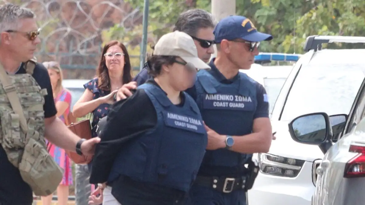 Κλαμένη έφτασε στα δικαστήρια η 32χρονη μητέρα της μικρής Τζένα που ξεψύχησε στο Παλαιό Φάληρο