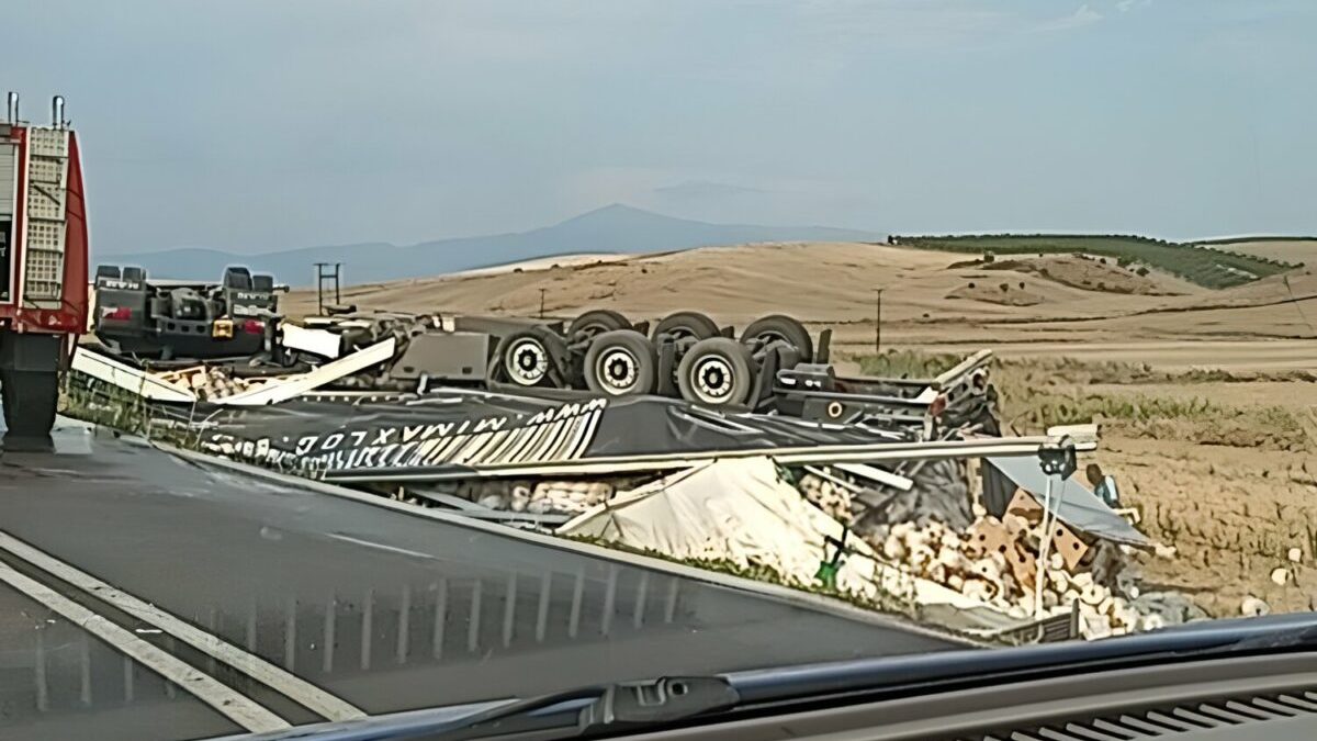 Νταλίκα βρέθηκε ανάποδα στην παλαιά εθνική οδό Λαμίας - Λάρισας