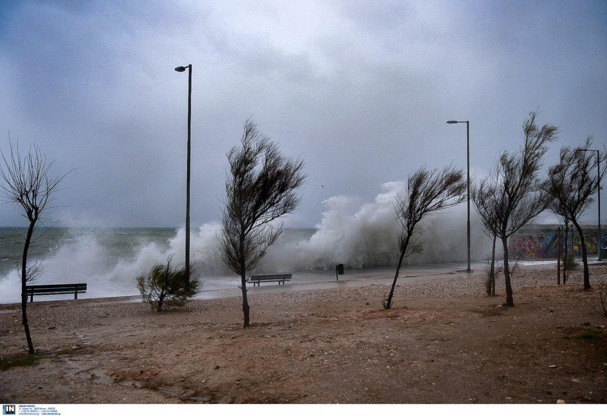 Θυελλώδεις άνεμοι 9 μποφόρ: Απαγορευτικό απόπλου από Πειραιά, Ραφήνα και Λαύριο, ακραίος κίνδυνος πυρκαγιάς