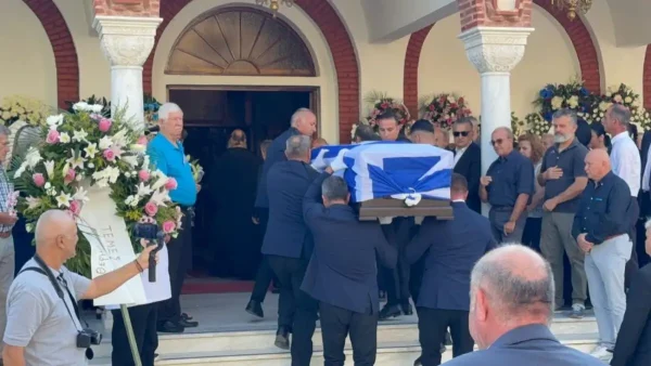 Πλήθος κόσμου στην κηδεία του Απόστολου Βεσυρόπουλου - Παρών και ο Κυριάκος Μητσοτάκης