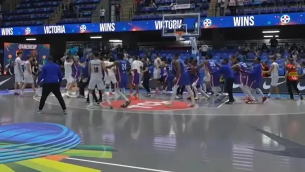 Απίστευτο ξύλο στο Αργεντινή – Δομινικανή Δημοκρατία: Μπουνιές στο κέντρο του παρκέ