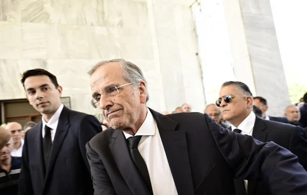 Σε λίγη ώρα το τελευταίο αντίο στην 34χρονη Λένα Σαμαρά – Βουβός θρήνος στο Α’ Νεκροταφείο