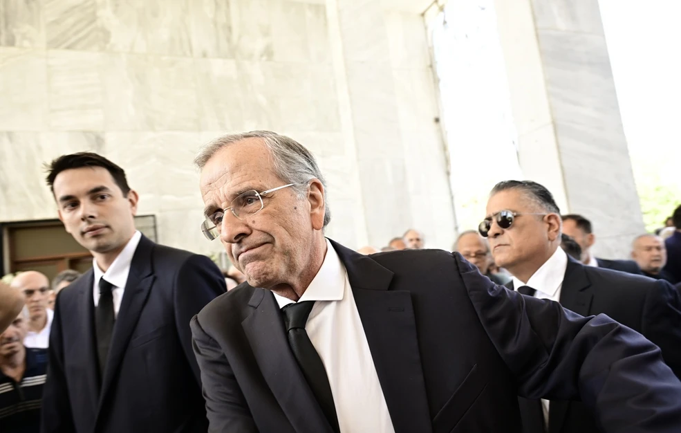 Σε λίγη ώρα το τελευταίο αντίο στην 34χρονη Λένα Σαμαρά – Βουβός θρήνος στο Α’ Νεκροταφείο