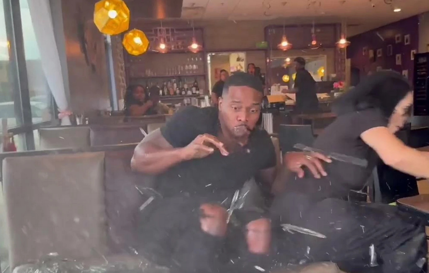 SUV μπαίνει σε εστιατόριο την ώρα που influencers δοκίμαζαν μπέργκερ – Βίντεο που κόβει την ανάσα