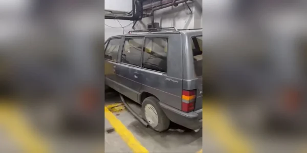 Βρήκαν το αυτοκίνητο του Αντώνη Τρίτση στο γκαράζ του Δήμου Αθηναίων -Ξεχασμένο για δεκαετίες, δείτε βίντεο