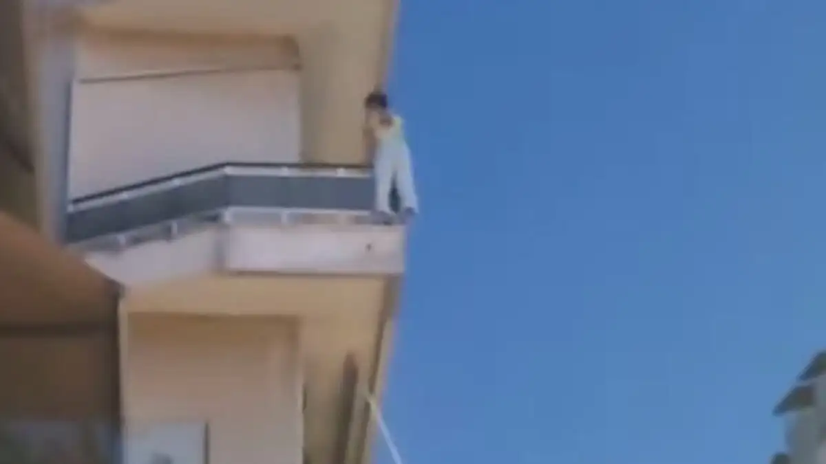 Αγρίνιο: Νεκρή γυναίκα μετά από πτώση από μπαλκόνι 4ου ορόφου πολυκατοικίας