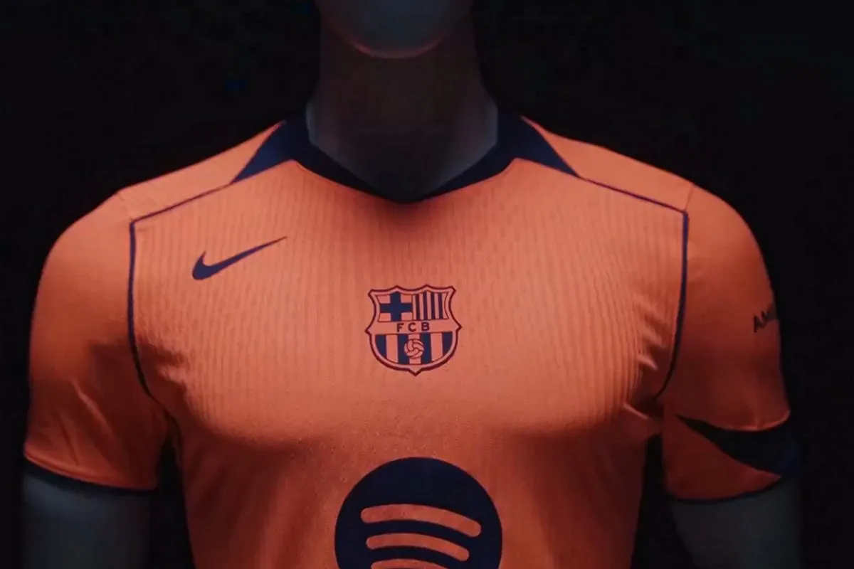 Η Μπαρτσελόνα παρουσίασε τη νέα πορτοκαλί φανέλα της