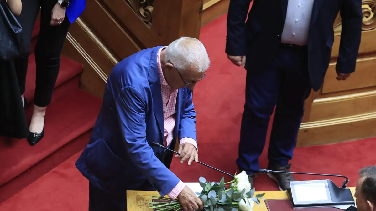 Απόστολος Βεσυρόπουλος: Λουλούδια και ενός λεπτού σιγή στη Βουλή για τον αδικοχαμένο βουλευτή της ΝΔ