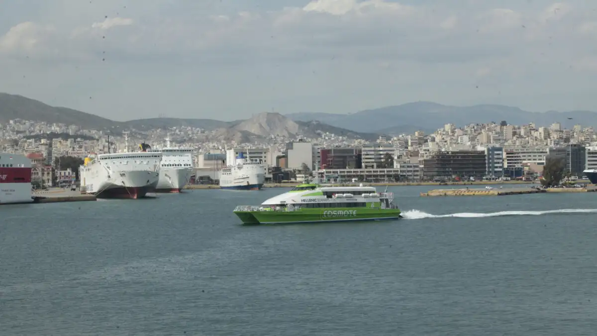 Μηχανική βλάβη στο Flying Cat 3 λίγο πριν τον απόπλου: Ταλαιπωρία για 340 επιβάτες στο λιμάνι του Πειραιά