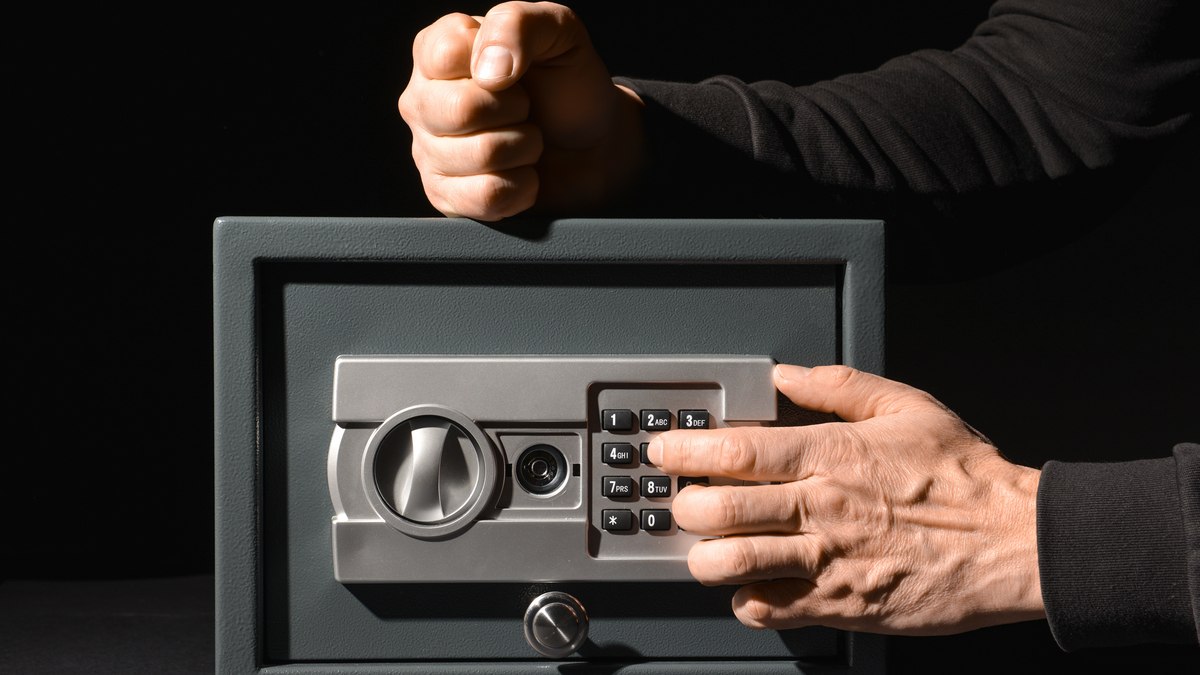 Διαρρήκτης έτρεχε με το κλεμμένο χρηματοκιβώτιο στα χέρια!