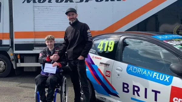 Μαρτυρία: Παράλυτος έφηβος γράφει ιστορία οδηγώντας αγωνιστικό αυτοκίνητο – «Η αδρεναλίνη είναι απίστευτη»